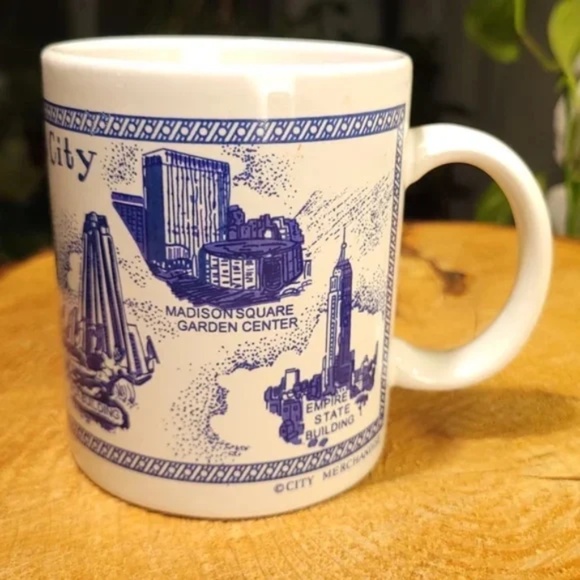 Vintage New York City Landmark Mug with Twin Towers - Picture 3 of 6